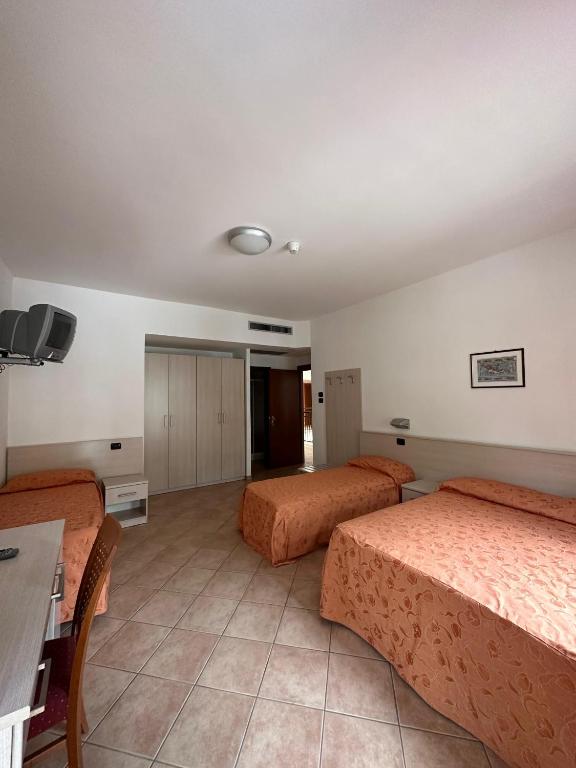 TV a/nebo společenská místnost v ubytování Athena Palace Hotel