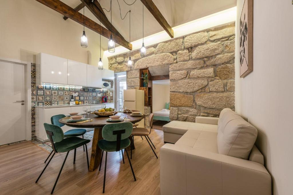 a living room and kitchen with a table and a couch at GuestReady - Cosy getaway in Porto in Bandeira
