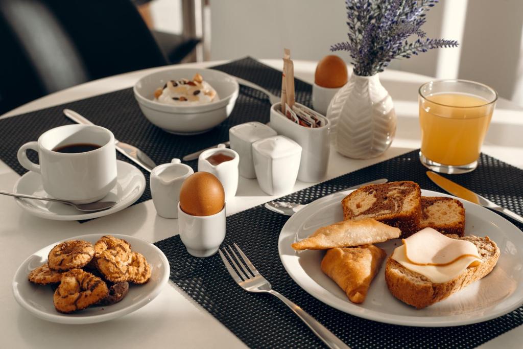 Gallery Central Piraeus Port - Resim 3