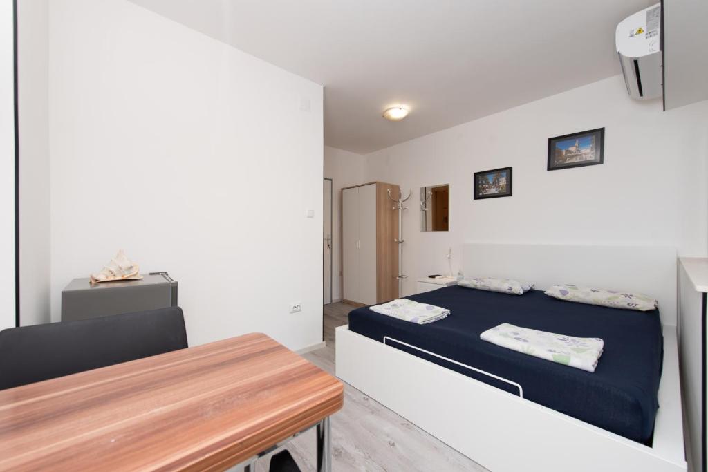 Posteľ alebo postele v izbe v ubytovaní Laghanini Apartments