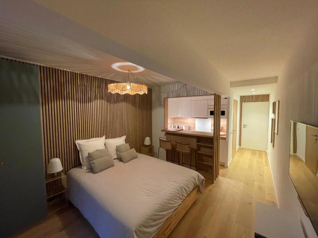 une chambre avec un lit et un bureau dans l'établissement St Tropez Plage, à Saint-Tropez