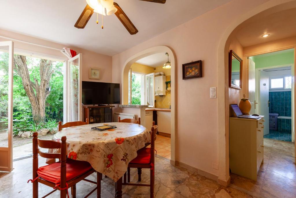 a kitchen and dining room with a table and chairs at Appartement dans cadre de verdure in La Seyne-sur-Mer