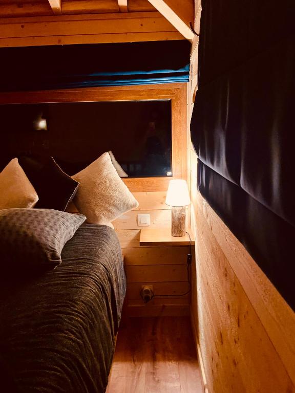 Posteľ alebo postele v izbe v ubytovaní La cabane au bain perché