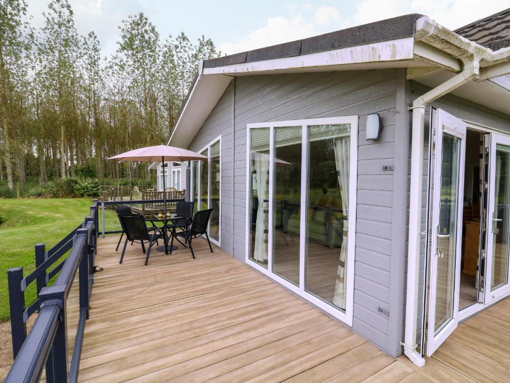 オールドバラにあるOwls Retreat, Lodge 11の大きなデッキ(テーブル、椅子付)