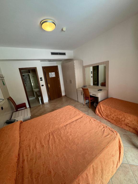 Postel nebo postele na pokoji v ubytování Athena Palace Hotel