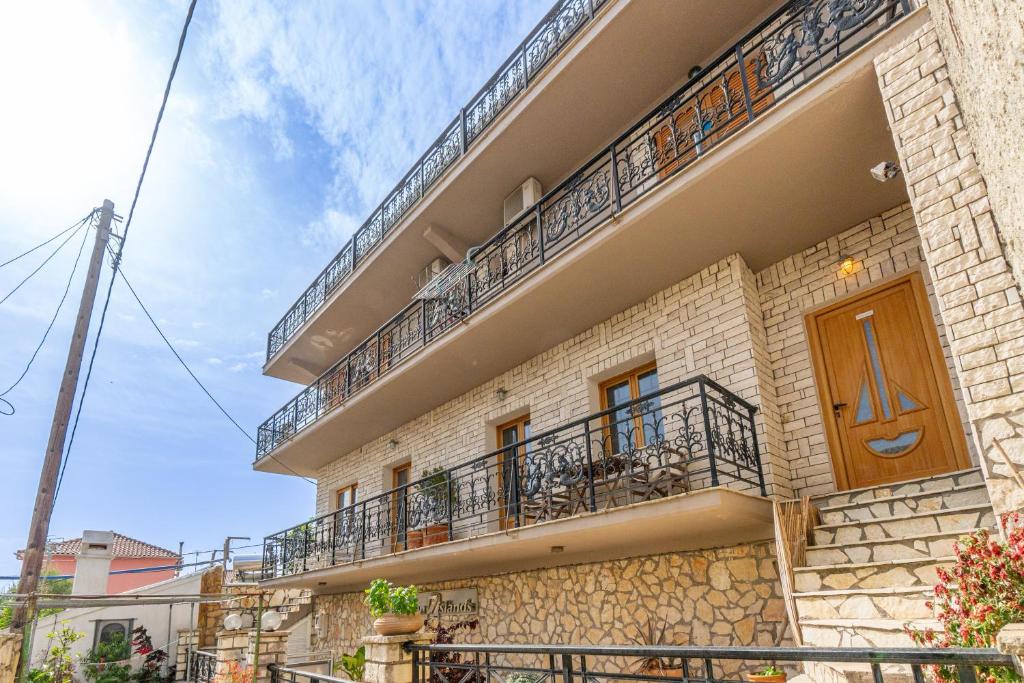 Balkón nebo terasa v ubytování Paxos