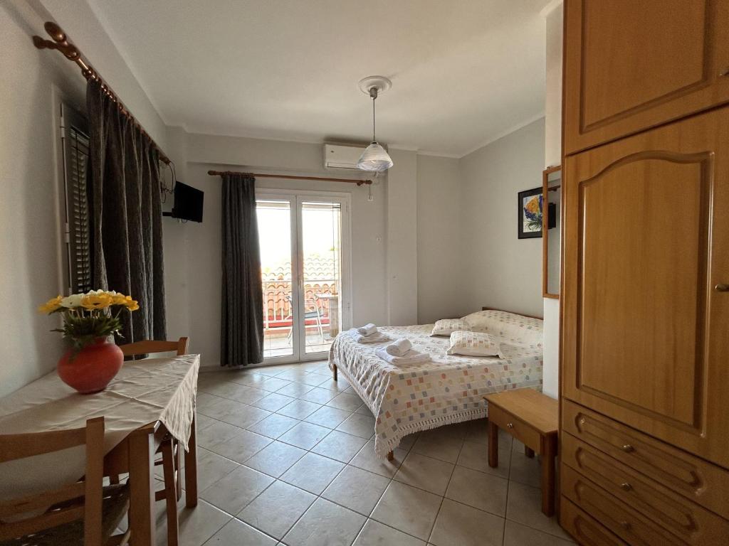Postel nebo postele na pokoji v ubytování Brati II Beach Hotel