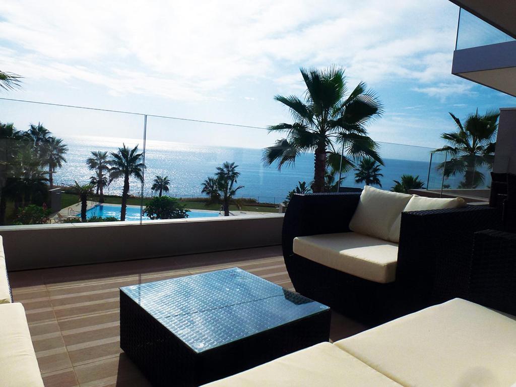 sala de estar con sofá y vistas al océano en Horizon Beach Apartment, en Estepona