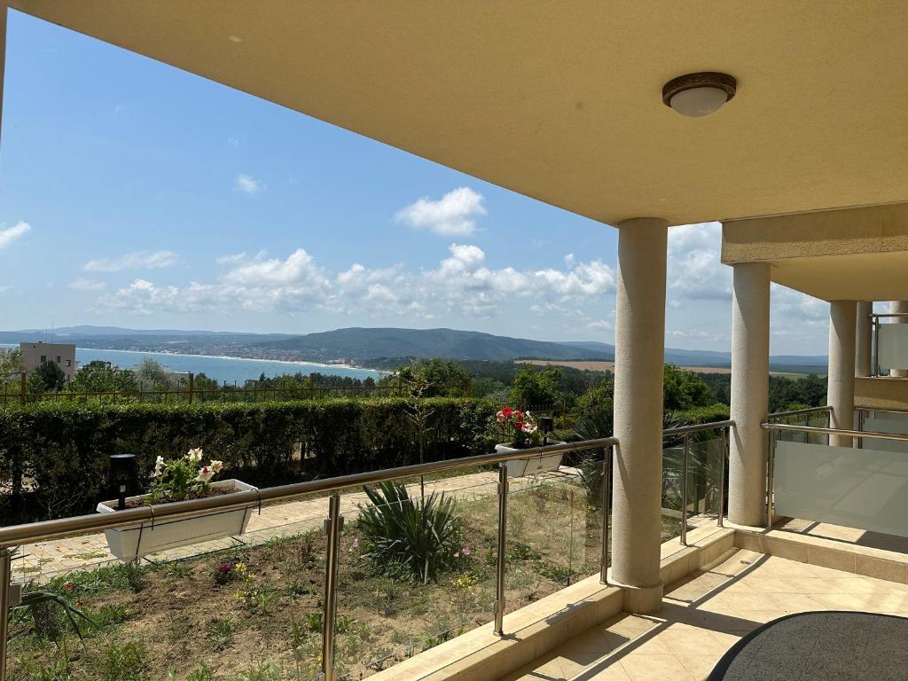 een balkon van een huis met uitzicht op het water bij Apartament Savva in Byala