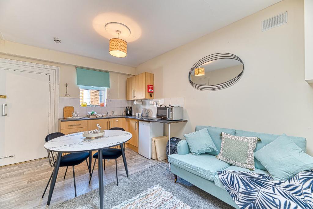 Chester Heights by Guestz - Deluxe Double Room