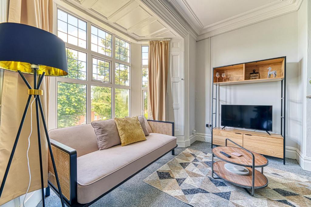 Chester Heights by Guestz - King Studio With Sofa Bed