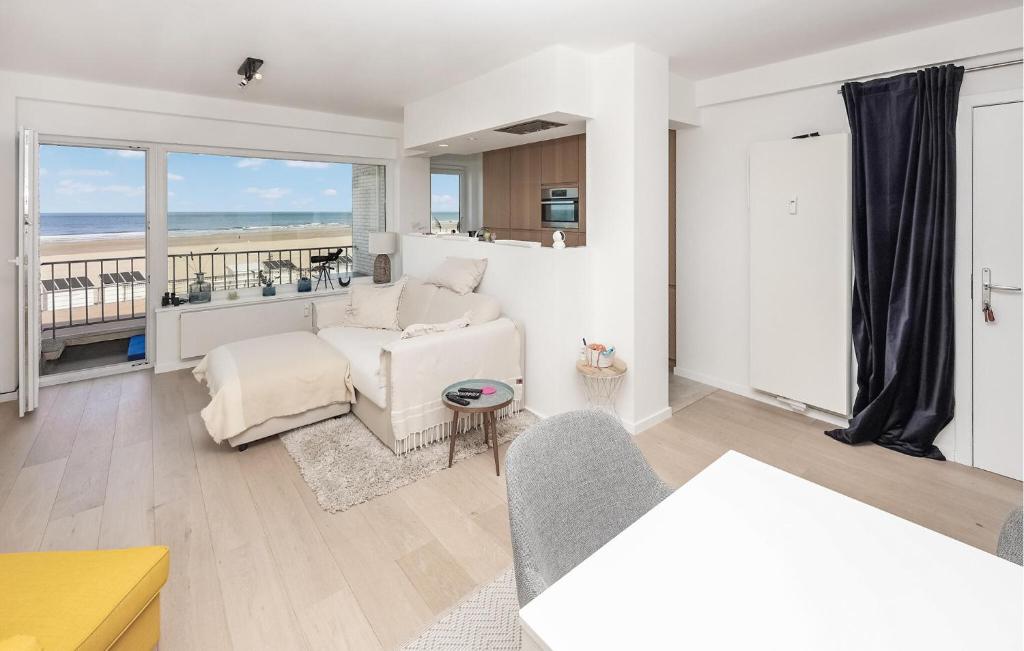 Χώρος καθιστικού στο 1 Bedroom Awesome Apartment In Oostende