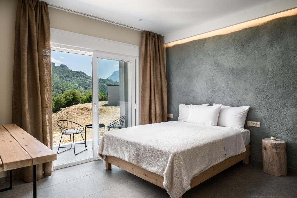 Nespecifikovaný výhled na hory nebo výhled na hory při pohledu z hotelu