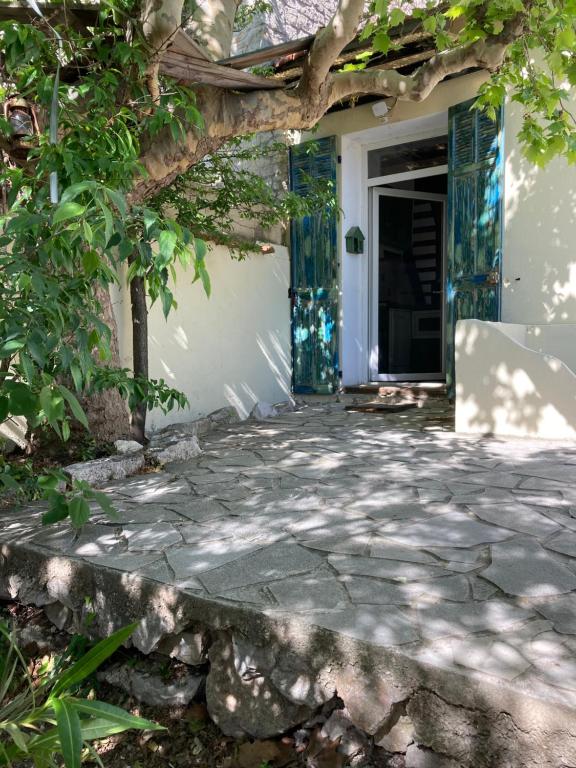 een open deur naar een huis met een patio bij Maisonnette avec terrasse et patio à Cassis in Cassis