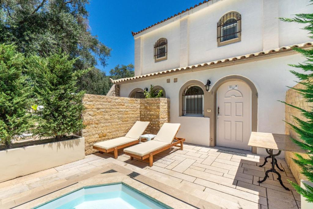eine Villa mit Swimmingpool und ein Haus in der Unterkunft Doliva Studio Chris private pool in Agios Gordios