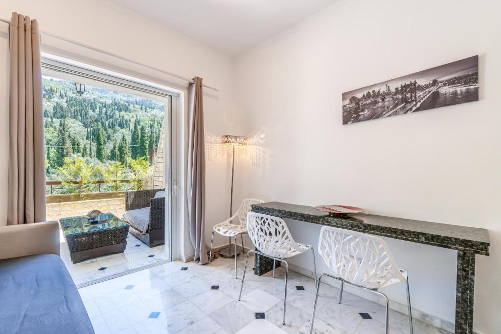 Ein Sitzbereich in der Unterkunft Doliva Studio Chris private pool