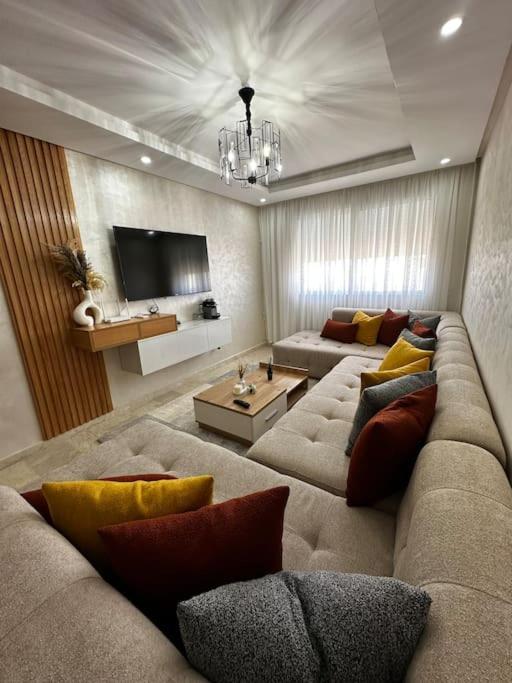 Posezení v ubytování Apartment with pool near Mohammadia downtown