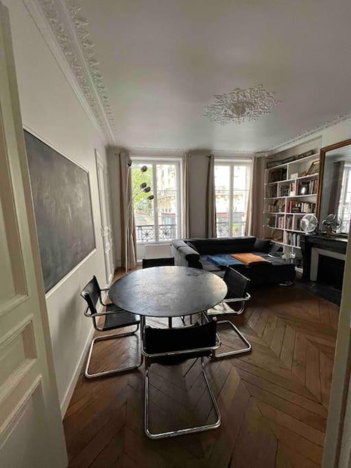 un salon avec une table et des chaises dans l'établissement Superbe 75 m2 deux chambres Paris 5, à Paris