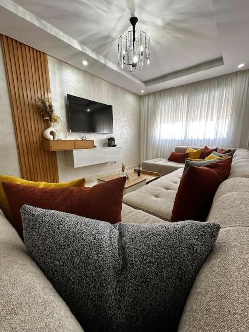 TV a/nebo společenská místnost v ubytování Apartment with pool near Mohammadia downtown