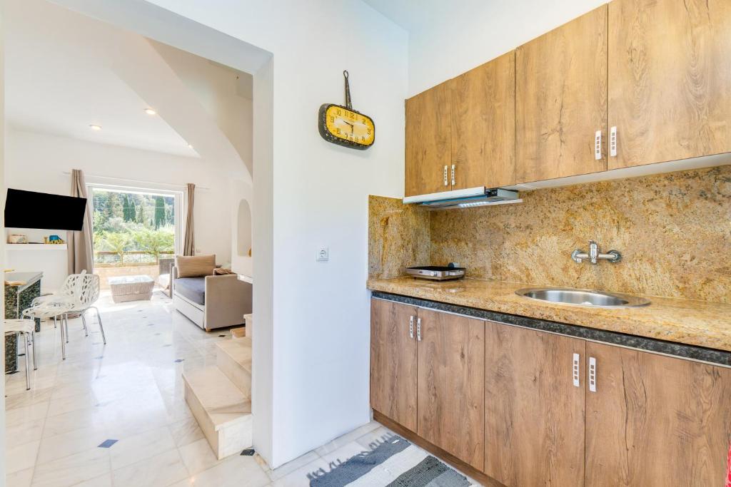 Kuchyň nebo kuchyňský kout v ubytování Doliva Studio Erietta private pool