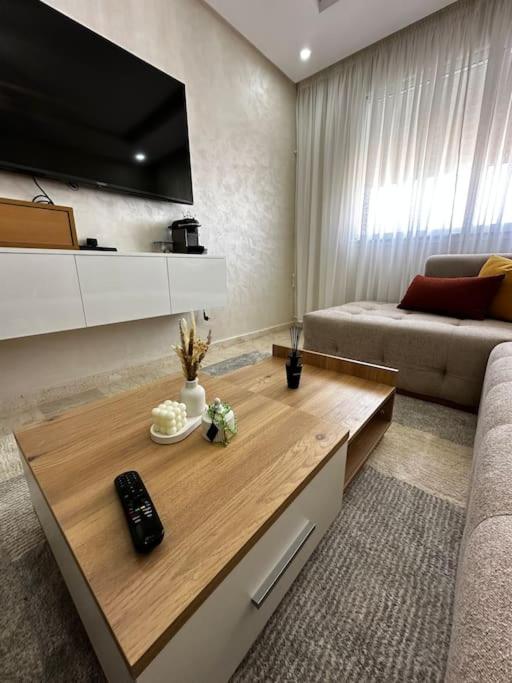 TV a/nebo společenská místnost v ubytování Apartment with pool near Mohammadia downtown