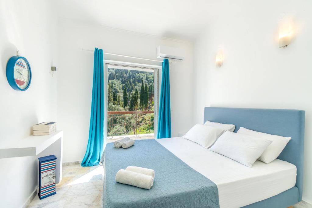 Postel nebo postele na pokoji v ubytování Doliva Studio Erietta private pool