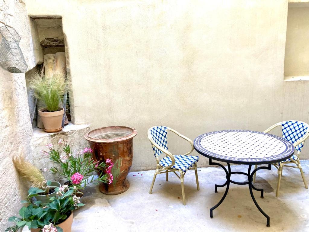 Patio nebo venkovní prostory v ubytování Le Petit Avignon - chambres & appartement à deux pas du Pont d'Avignon et du Palais des Papes