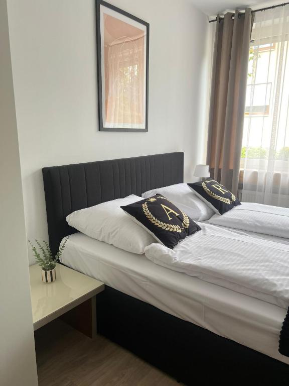 Postel nebo postele na pokoji v ubytování Alpha Rooms