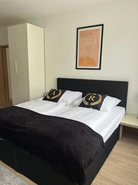 Postel nebo postele na pokoji v ubytování Alpha Rooms