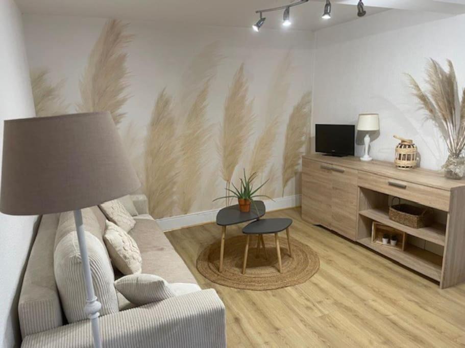 un salon avec un canapé et une table dans l'établissement Appartement cosy en centre ville, à Semur-en-Auxois