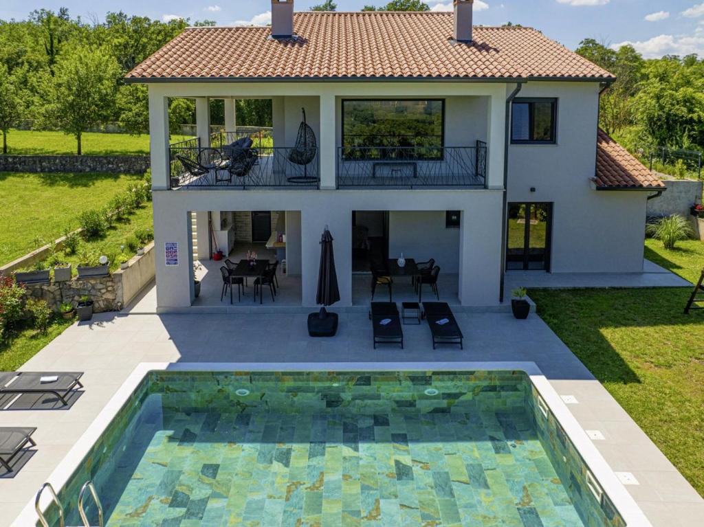 ein Haus mit einem Swimmingpool vor dem Haus in der Unterkunft Villa Milena in Blaškovići - Haus für 8 Personen in Polje Čepić