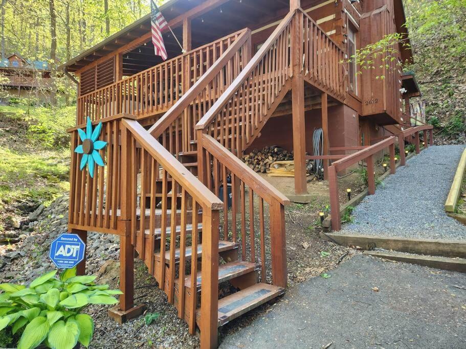 una rampa di scale in legno che conducono a una casa di MoonPie Hideaway a Sevierville