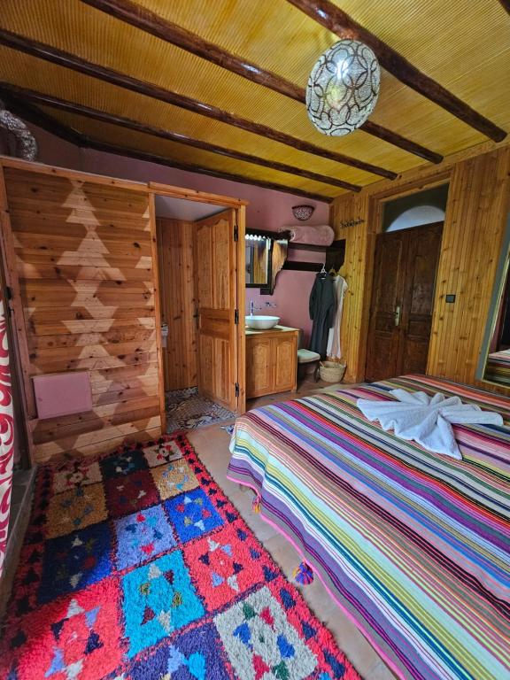 Postel nebo postele na pokoji v ubytování Riad Oussagou