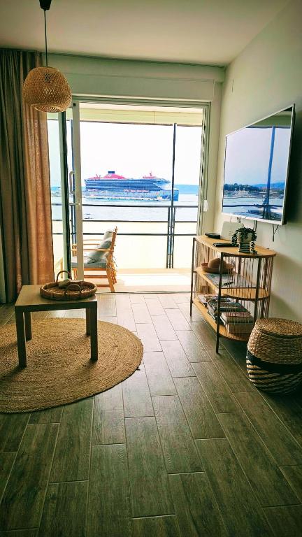 Sun and Sea Deluxe Apartments - 14