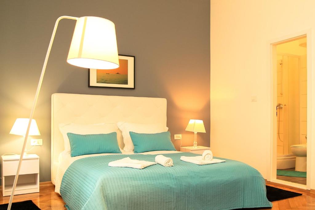 Postel nebo postele na pokoji v ubytování Contarini Luxury Rooms