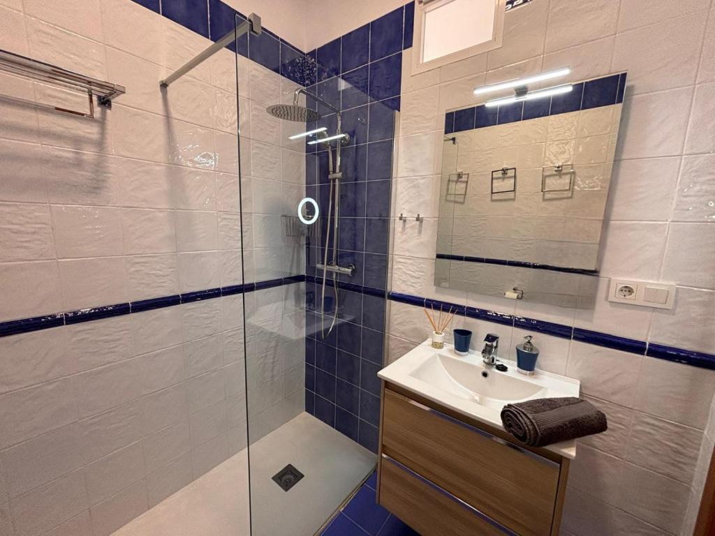 A bathroom at Casa Dino casco antiguo Altea