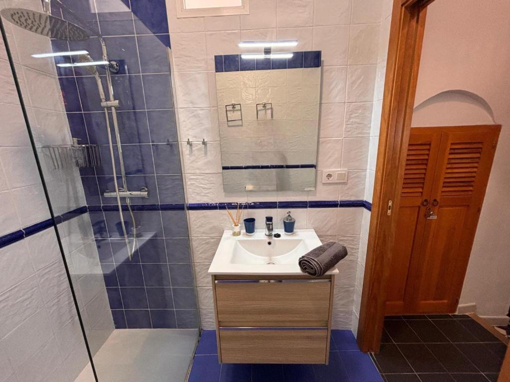 A bathroom at Casa Dino casco antiguo Altea
