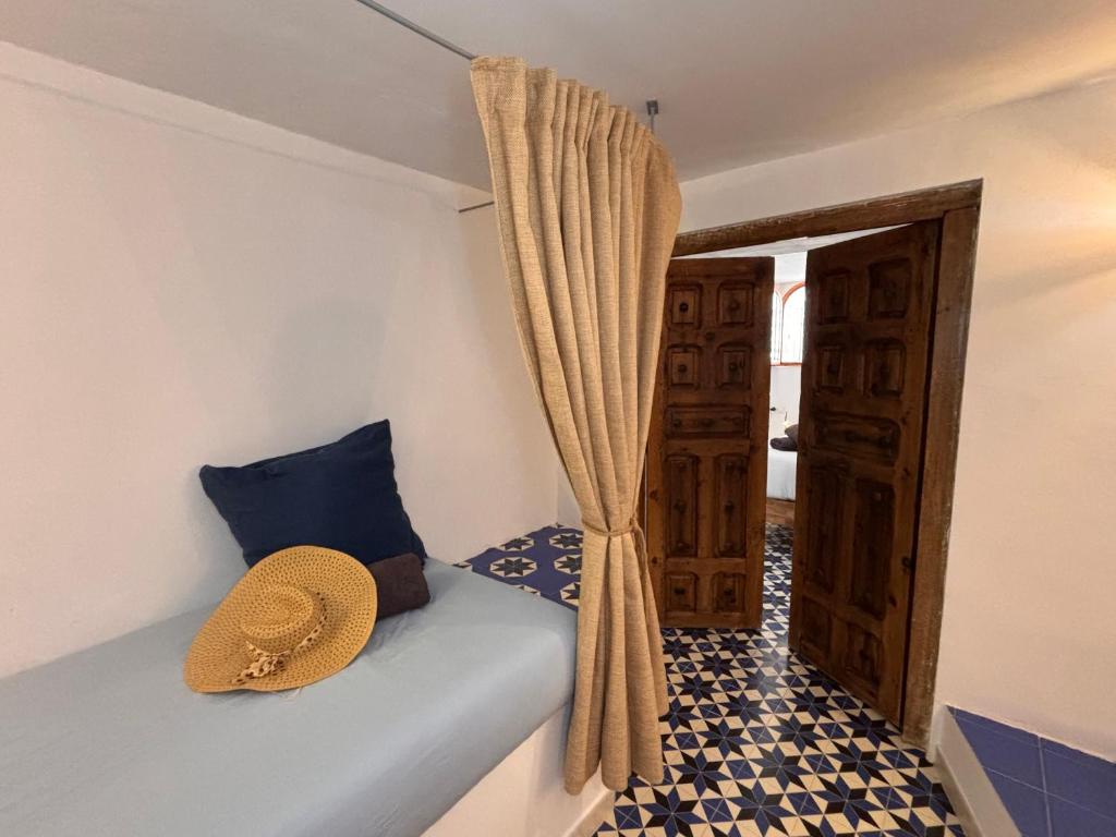A bed or beds in a room at Casa Dino casco antiguo Altea