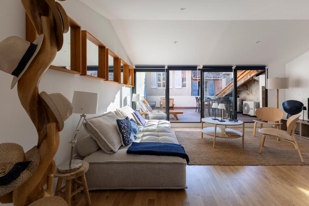 a living room with a couch and a table at La maison des canailles in Cassis