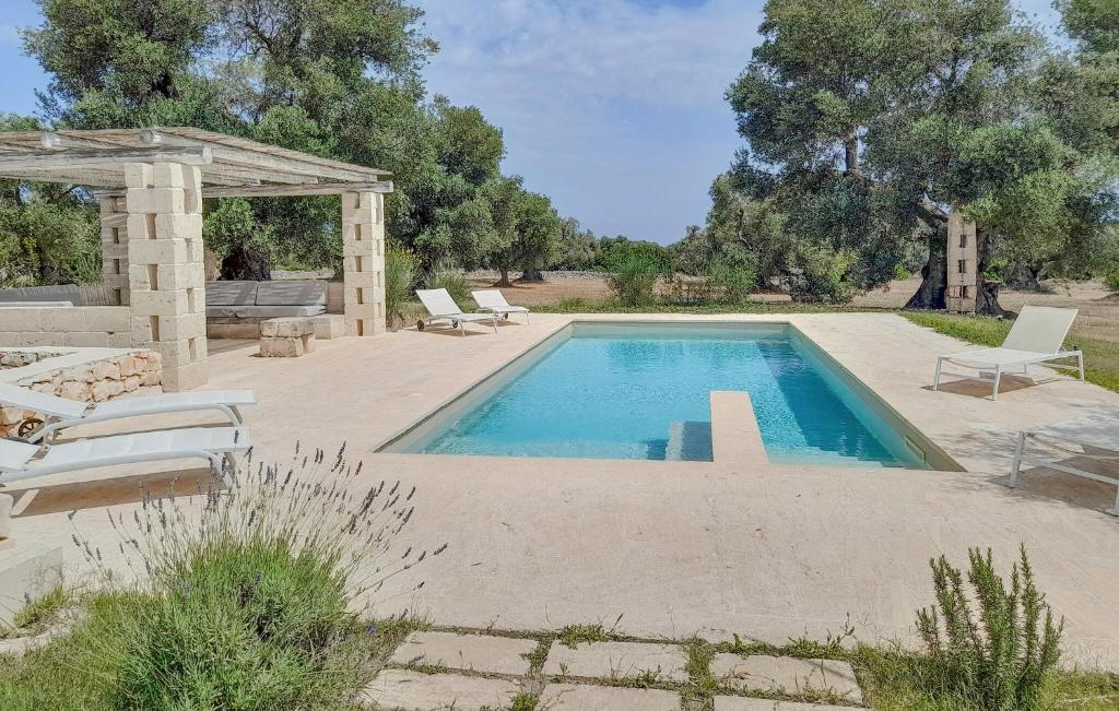 una piscina con sillas y un cenador en 2 Bedroom Lovely Home In Ostuni, en Ostuni
