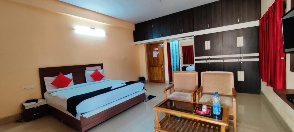 Postel nebo postele na pokoji v ubytování CHETAN INN HOTEL