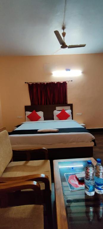 Postel nebo postele na pokoji v ubytování CHETAN INN HOTEL