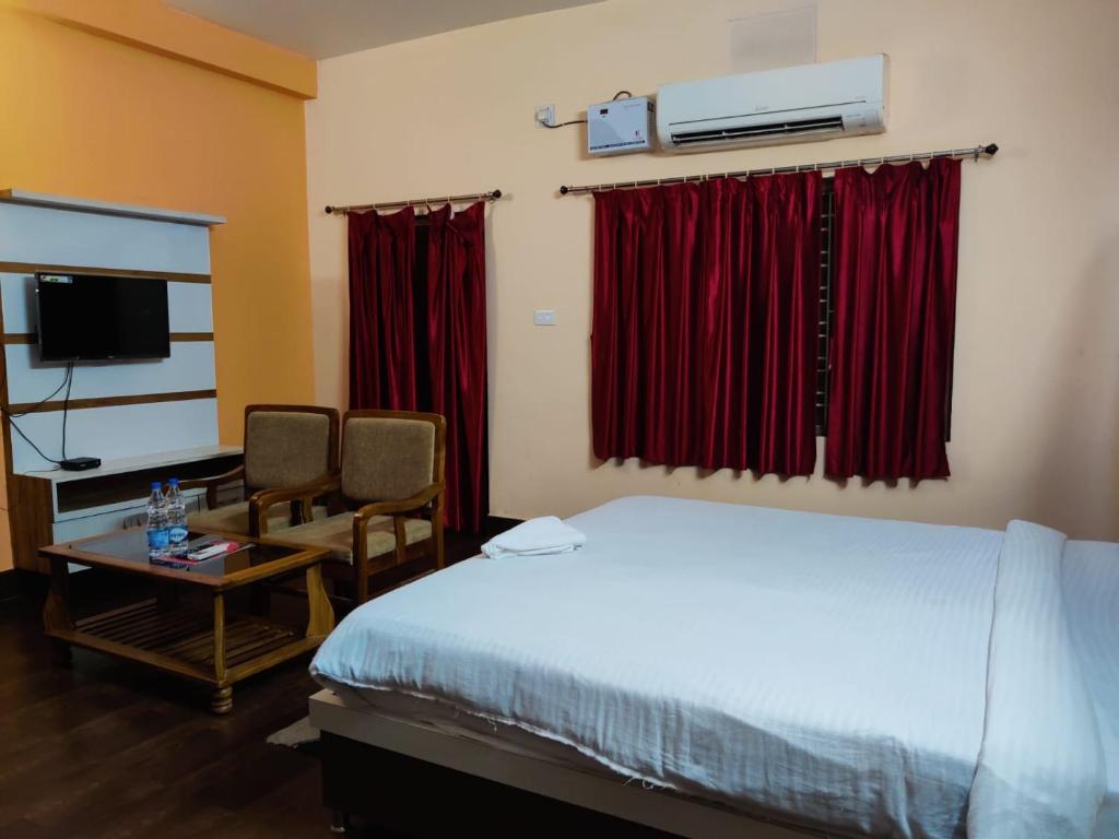 Postel nebo postele na pokoji v ubytování CHETAN INN HOTEL