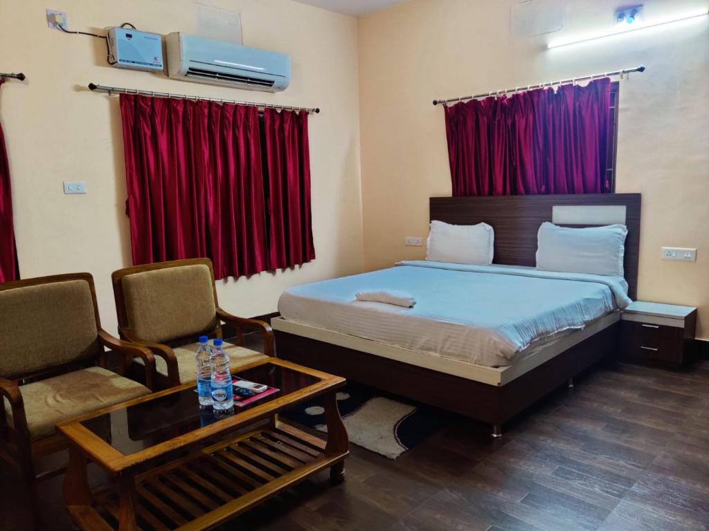 Postel nebo postele na pokoji v ubytování CHETAN INN HOTEL