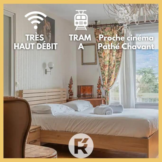 - une chambre avec un lit et une fenêtre avec publicité dans l'établissement R'Apparts T1 Petit Safari, à Grenoble