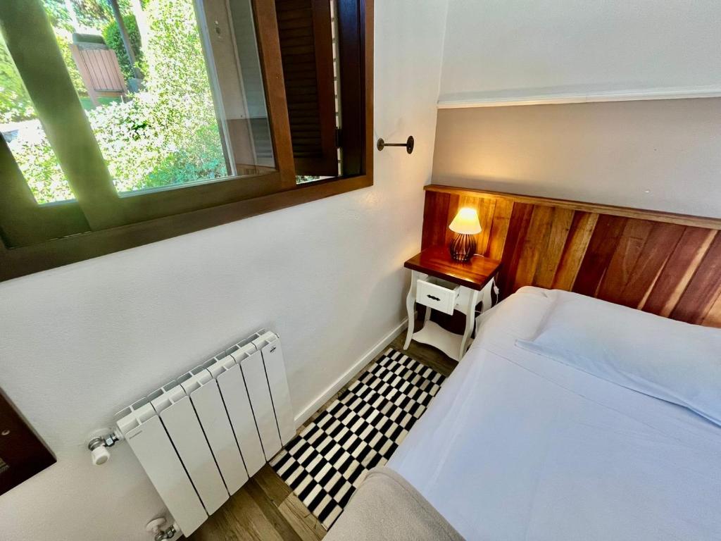 Uma cama ou camas num quarto em Pousada Rosa