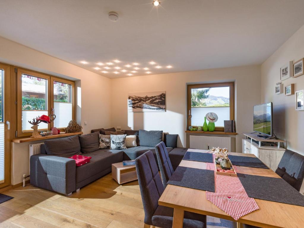 salon z kanapą i stołem w obiekcie Appartement Lana - by NV-Appartements w mieście Kirchberg in Tirol
