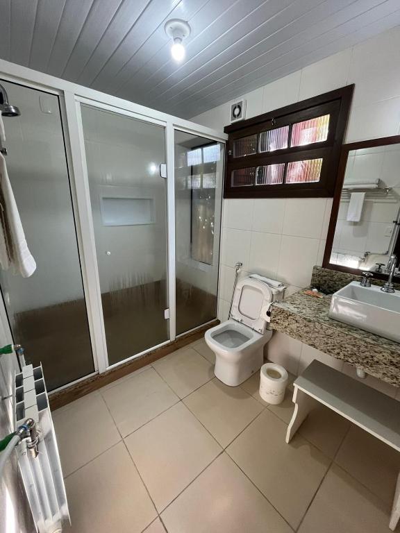 Uma casa de banho em Pousada Rosa