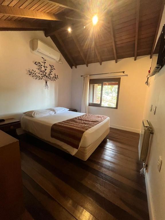 Uma cama ou camas num quarto em Pousada Rosa