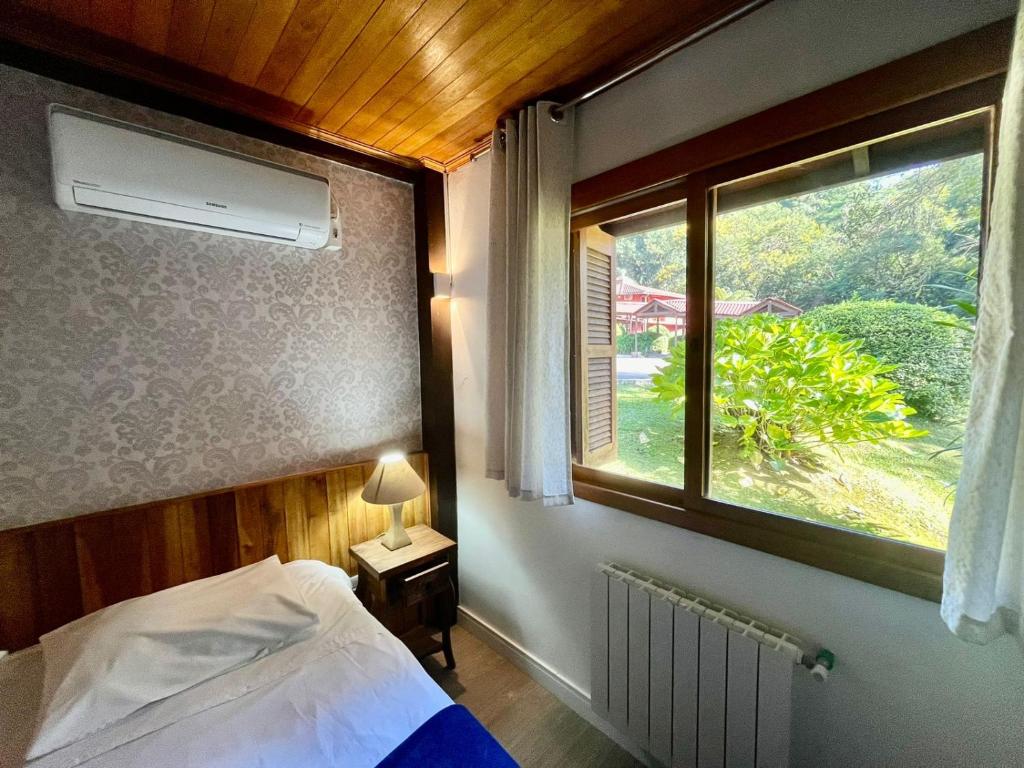 Uma cama ou camas num quarto em Pousada Rosa